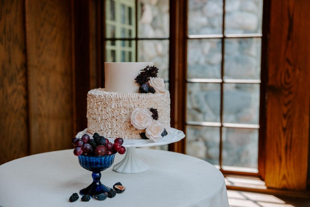 willowdale estate wedding cake