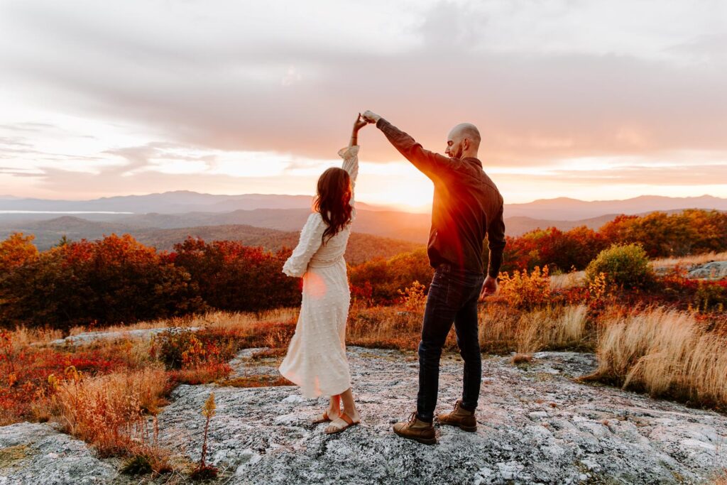 what to wear to your engagement shoot boho couple on a mountain